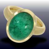 Ring: massiver Goldschmiedering mit großem Smaragd, solide Handarbeit, Smaragd ca. 5ct - фото 1