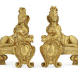 A PAIR OF FRENCH ORMOLU FIGURAL CHENETS - Foto 3