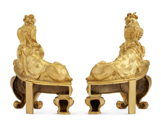 A PAIR OF FRENCH ORMOLU FIGURAL CHENETS - Foto 5