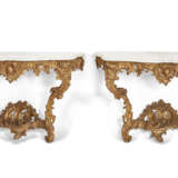 A MATCHED PAIR OF LOUIS XV GILTWOOD CONSOLE TABLES - Foto 1