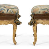 A PAIR OF LOUIS XV GILTWOOD TABOURETS - Foto 6