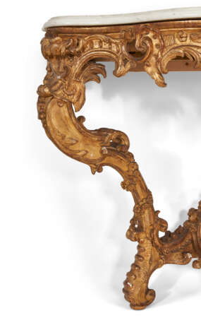 A MATCHED PAIR OF LOUIS XV GILTWOOD CONSOLE TABLES - Foto 6
