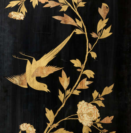 A CHINESE EXPORT BLACK AND GILT LACQUER FIVE-PANEL SCREEN - фото 4