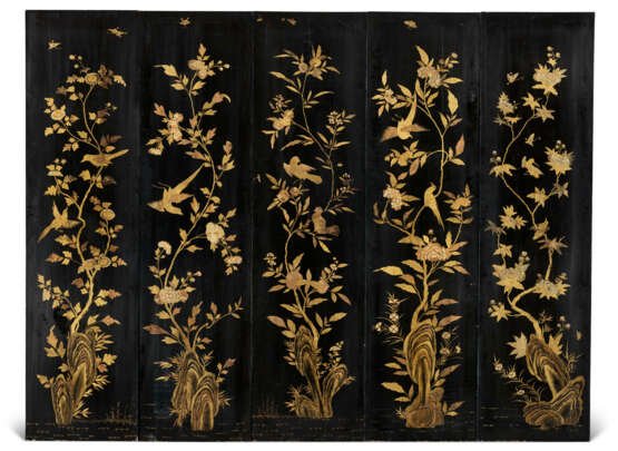 A CHINESE EXPORT BLACK AND GILT LACQUER FIVE-PANEL SCREEN - фото 2