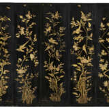 A CHINESE EXPORT BLACK AND GILT LACQUER FIVE-PANEL SCREEN - photo 2
