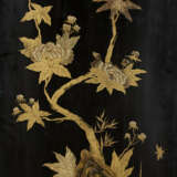 A CHINESE EXPORT BLACK AND GILT LACQUER FIVE-PANEL SCREEN - фото 6