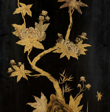 A CHINESE EXPORT BLACK AND GILT LACQUER FIVE-PANEL SCREEN - photo 6