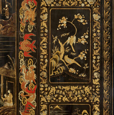 A CHINESE EXPORT BLACK AND GILT LACQUER FIVE-PANEL SCREEN - фото 8