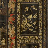 A CHINESE EXPORT BLACK AND GILT LACQUER FIVE-PANEL SCREEN - фото 8