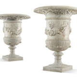 A PAIR OF WHITE MARBLE URNS - фото 1