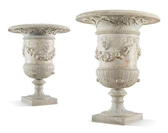 A PAIR OF WHITE MARBLE URNS - Foto 1