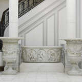 A PAIR OF WHITE MARBLE URNS - Foto 2