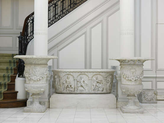 A PAIR OF WHITE MARBLE URNS - фото 2