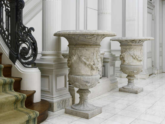 A PAIR OF WHITE MARBLE URNS - фото 3