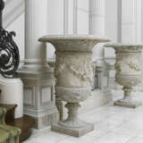 A PAIR OF WHITE MARBLE URNS - Foto 3
