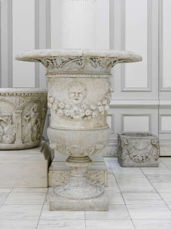 A PAIR OF WHITE MARBLE URNS - Foto 4