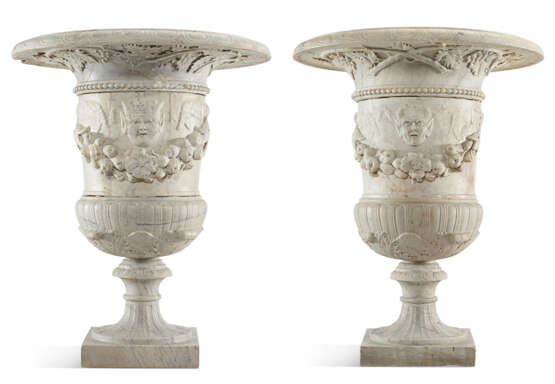 A PAIR OF WHITE MARBLE URNS - фото 5