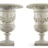A PAIR OF WHITE MARBLE URNS - Foto 5