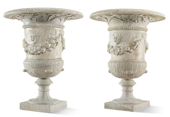 A PAIR OF WHITE MARBLE URNS - Foto 6