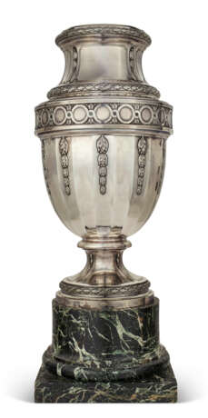 A MONUMENTAL FRENCH SILVER VASE - photo 1