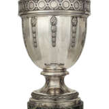 A MONUMENTAL FRENCH SILVER VASE - Foto 1