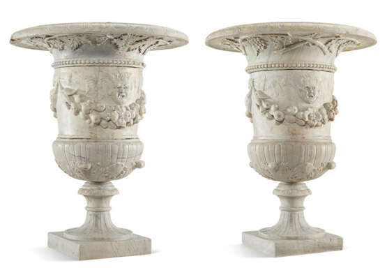 A PAIR OF WHITE MARBLE URNS - Foto 7