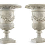 A PAIR OF WHITE MARBLE URNS - фото 7