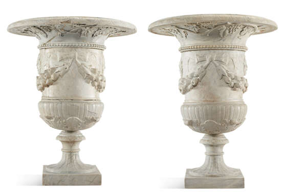A PAIR OF WHITE MARBLE URNS - Foto 8