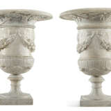 A PAIR OF WHITE MARBLE URNS - Foto 8