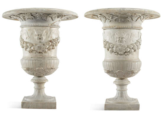 A PAIR OF WHITE MARBLE URNS - фото 9