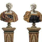 A MATCHED PAIR OF WHITE AND POLYCHROME MARBLE AND ALABSTER BUSTS OF ROMAN EMPERORS, POSSIBLY YOUNG MARCUS AURELIUS AND ANOTHER POSSIBLE ROMAN EMPEROR, ON LATER ALABASTER AND MARBLE PEDESTALS - Foto 2