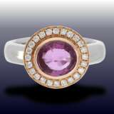 Ring: moderner, sehr hochwertiger Goldschmiedering mit natürlichem violett-pinkfarbenen Saphir und feinen Brillanten, neuwertig und ungetragen - photo 1