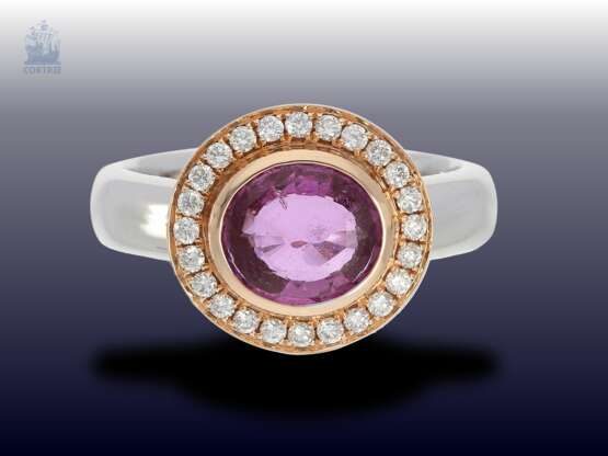 Ring: moderner, sehr hochwertiger Goldschmiedering mit natürlichem violett-pinkfarbenen Saphir und feinen Brillanten, neuwertig und ungetragen - Foto 1