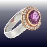 Ring: moderner, sehr hochwertiger Goldschmiedering mit natürlichem violett-pinkfarbenen Saphir und feinen Brillanten, neuwertig und ungetragen - photo 2