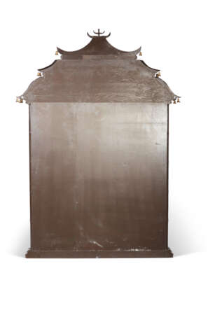 A CHINESE STYLE GOLD-PAINTED AND BROWN-LAQUERED PAGODA-FORM BOOKCASE - Foto 5