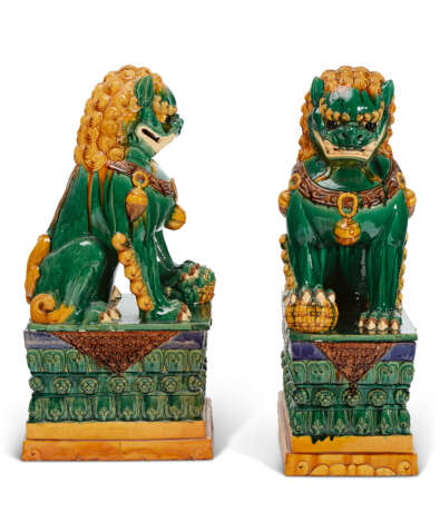 A MASSIVE PAIR OF CHINESE CERAMIC BUDDHIST LIONS ON STANDS - Foto 1
