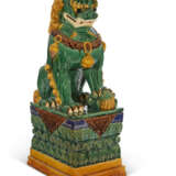 A MASSIVE PAIR OF CHINESE CERAMIC BUDDHIST LIONS ON STANDS - Foto 3