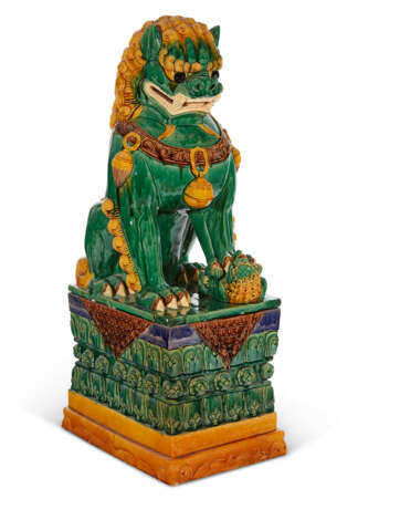 A MASSIVE PAIR OF CHINESE CERAMIC BUDDHIST LIONS ON STANDS - Foto 3
