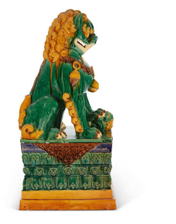 A MASSIVE PAIR OF CHINESE CERAMIC BUDDHIST LIONS ON STANDS - Foto 4