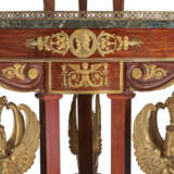 A LARGE FRENCH ORMOLU-MOUNTED MAHOGANY DOUBLE-TIER JARDINIERE - Foto 6