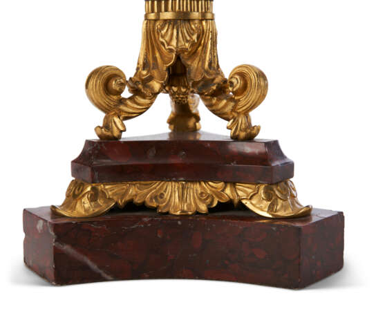 A PAIR OF LOUIS-PHILIPPE ORMOLU-MOUNTED ROUGE GRIOTTE MARBLE SIX-LIGHT CANDELABRA, MOUNTED AS LAMPS - Foto 5