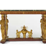 A FRENCH ORMOLU-MOUNTED MAHOGANY CENTER TABLE - Foto 1