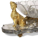 A LARGE FRENCH ORMOLU AND CUT-CRYSTAL CENTERPIECE - Foto 5