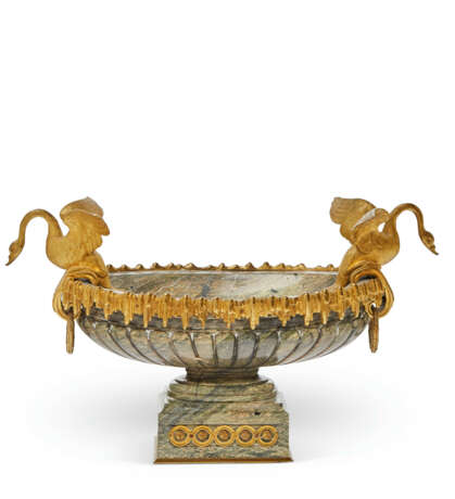 A FRENCH ORMOLU-MOUNTED MARBLE CENTERPIECE - photo 2