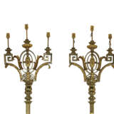 A PAIR OF FRENCH GILT-BRONZE AND POLISHED BRASS THREE-LIGHT TORCHERES - Foto 2