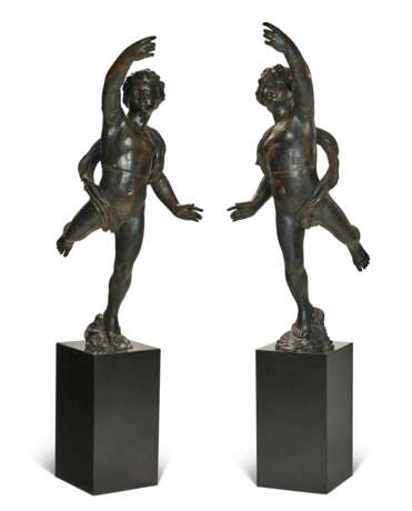 A MONUMENTAL PAIR OF FRENCH PATINATED BRONZE MODELS OF PUTTI - Foto 1