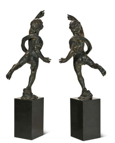 A MONUMENTAL PAIR OF FRENCH PATINATED BRONZE MODELS OF PUTTI - Foto 2