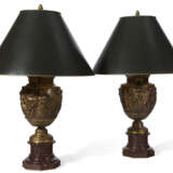 A PAIR OF FRENCH PARCEL-GILT AND PATINATED BRONZE VASES, MOUNTED AS LAMPS - Foto 1