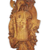 A LARGE FRENCH CARVED PINE MILITARY TROPHY - фото 3