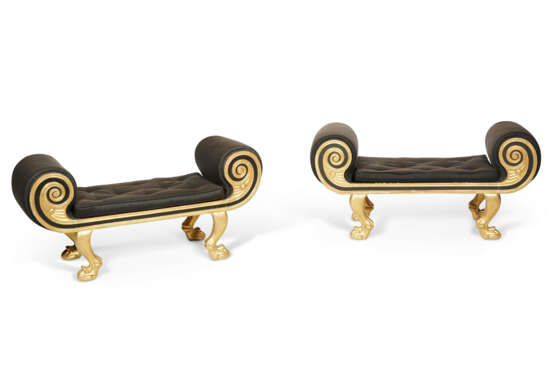 A PAIR OF GEORGE IV GILTWOOD AND BRONZED WINDOW BENCHES - Foto 1